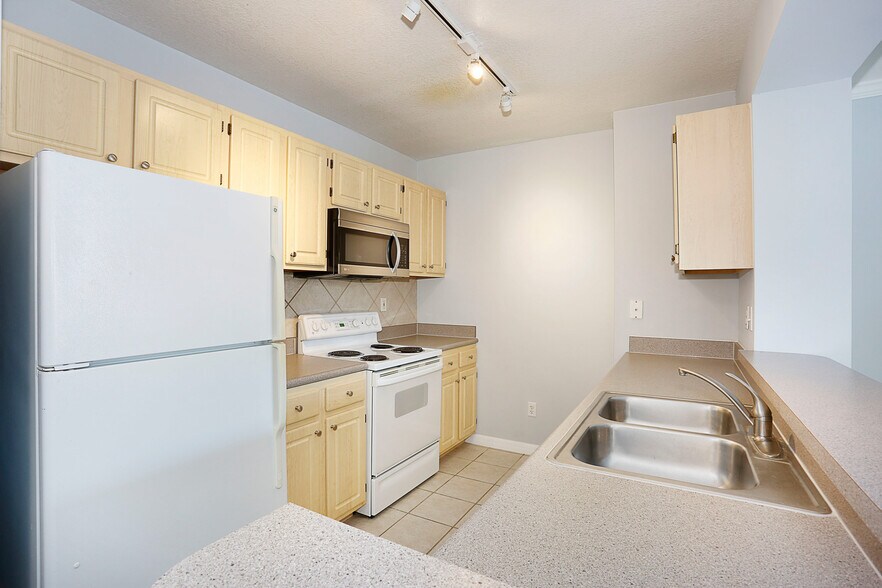Building Photo - 2665 SW 37th Ave