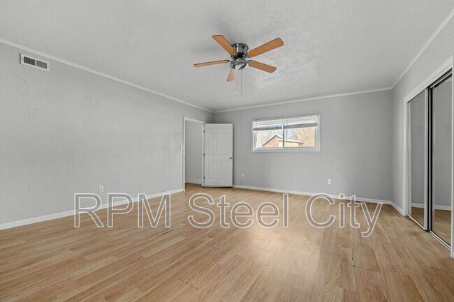 Building Photo - 903 W 15th St