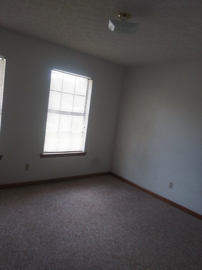 Building Photo - 822 Village Dr