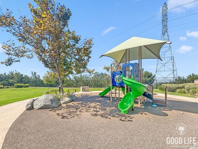 Building Photo - Stunning 3BD/2.5BA Townhouse in Eastlake W...