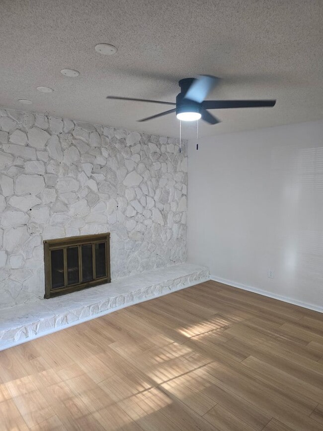 Building Photo - Renovated Home 3 bedroom 1.5 bath with new privacy wooden fence