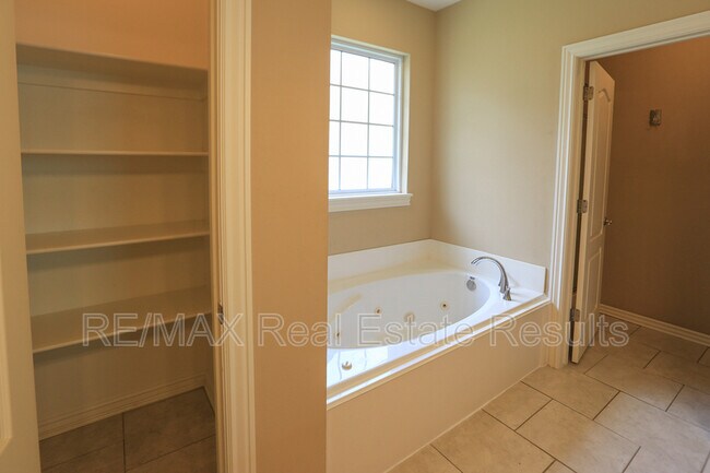 Building Photo - 1511 Benjamin Grn