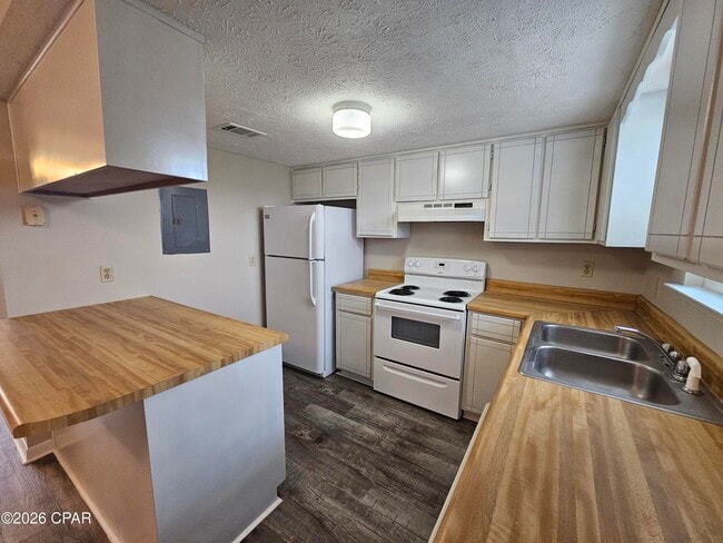 Building Photo - 6401 Lenawee St