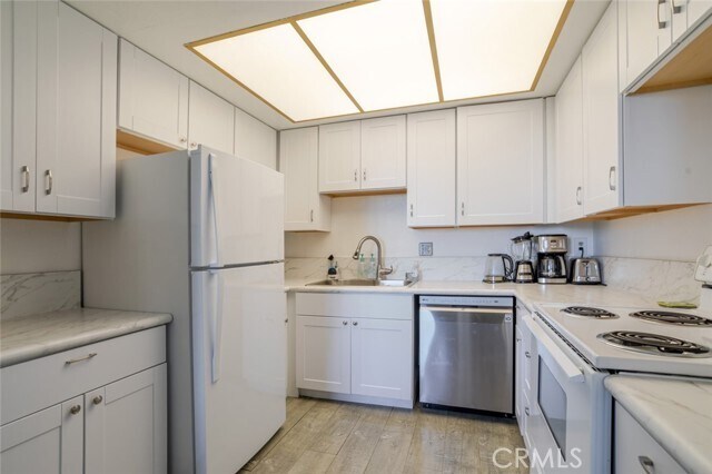 Building Photo - 321 S San Vicente Blvd