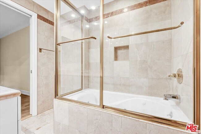 Building Photo - 1131 Alta Loma Rd