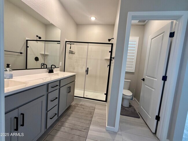 Building Photo - 734 E Doral Ave