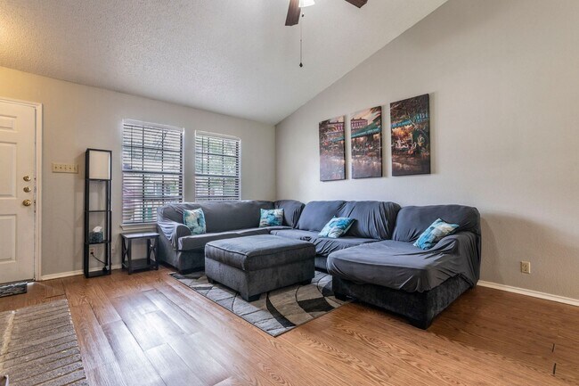 Building Photo - RENOVATED 3-BEDROOM IN NORTHWEST CROSSING
