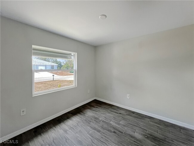 Building Photo - 1304 W 12th St