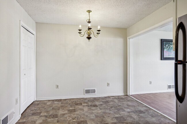 Building Photo - 41 Burlington Ct