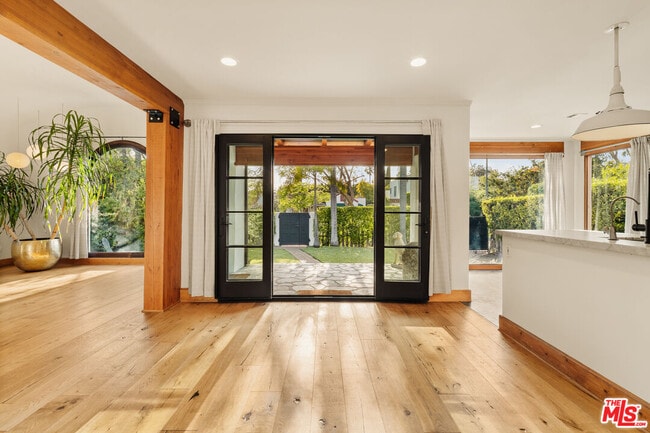 Building Photo - 826 N Kilkea Dr