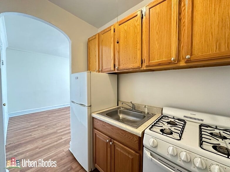 Building Photo - 2530 N Sawyer Ave