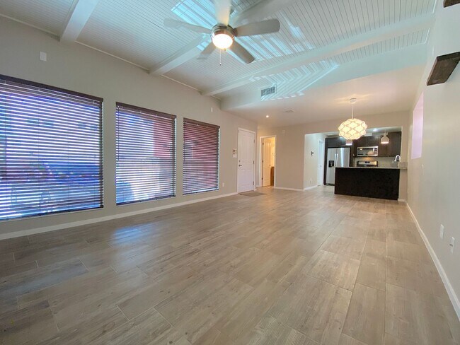 Building Photo - 4004 Camelot Heights Dr