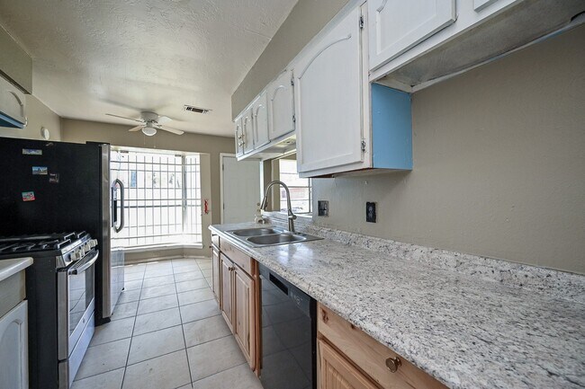 Building Photo - 9630 Glenwood Forest Dr