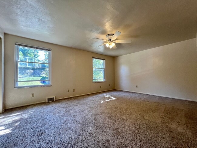 Building Photo - Lovely 2BR Townhome at Regency Place! Spacious Rooms -Attached Garage & Yard! Tour Today!