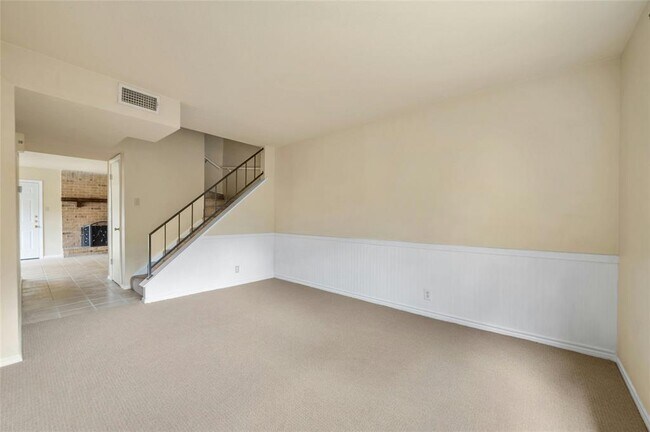 Building Photo - 2316 Montclaire St