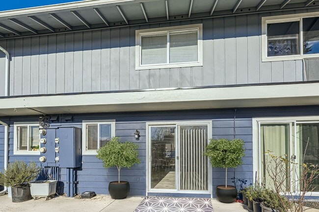 Building Photo - $500 Immediate Move-In Special! Breathtaking Renovation! Oversized 2 Bed 1.5 Bath Townhome! Ready...