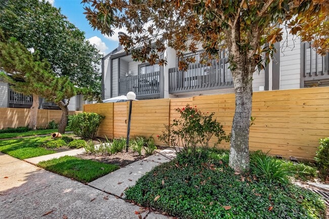 Building Photo - 5056 Glenmont Dr