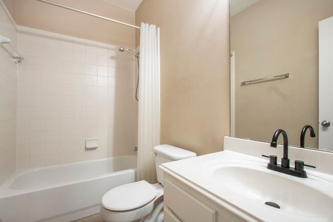 Building Photo - Gorgeous 3BR/2.5 Bath Single Family Home i...