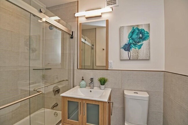 Building Photo - 10 Juniper St