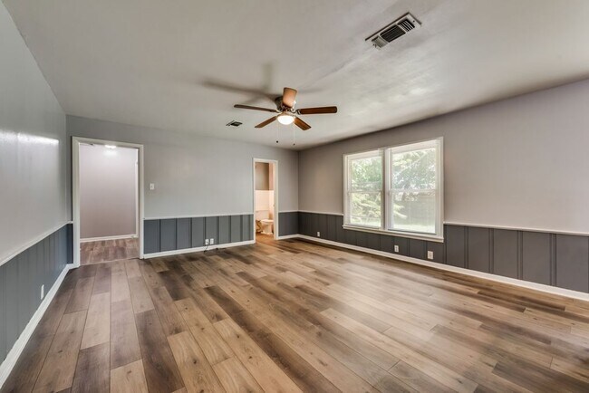 Building Photo - 1014 W Belden St