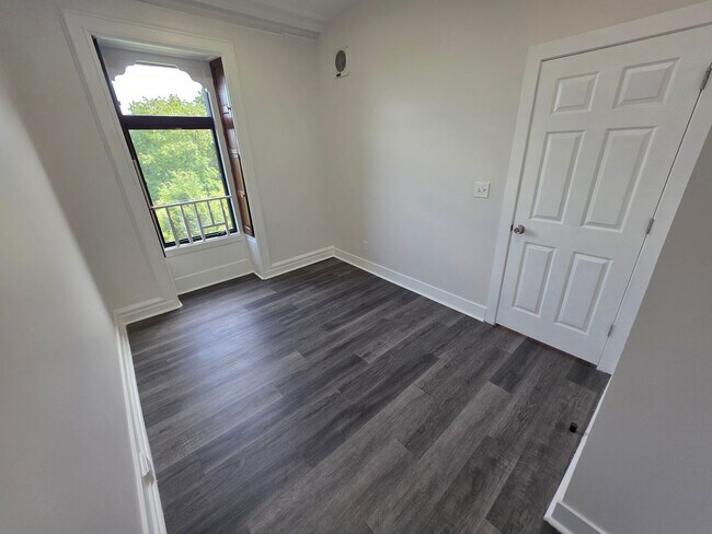 Building Photo - Newly Renovated 2 Bedroom Apartment - Poug...