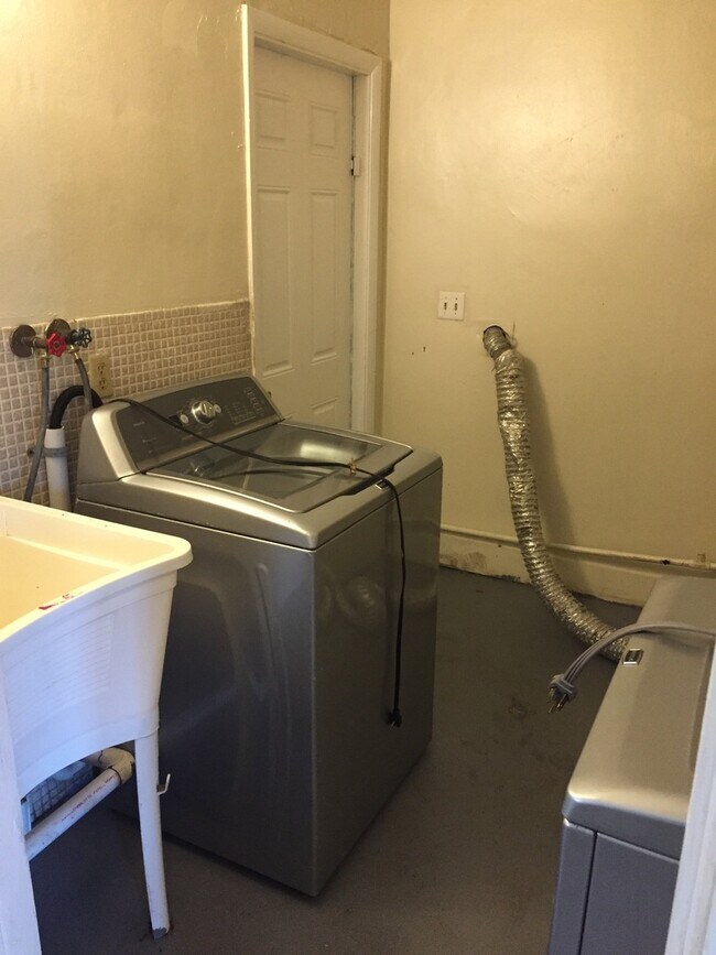 Building Photo - Large 3-1 house in the Manors  with big backyard and central air