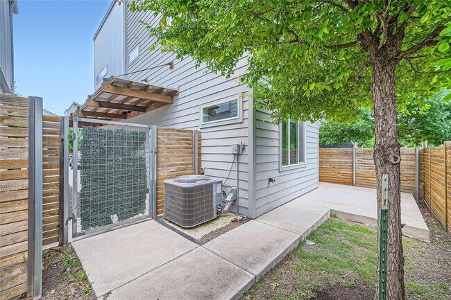 Building Photo - 801 N Bluff Dr