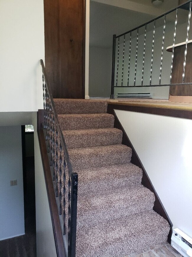 Building Photo - r214b