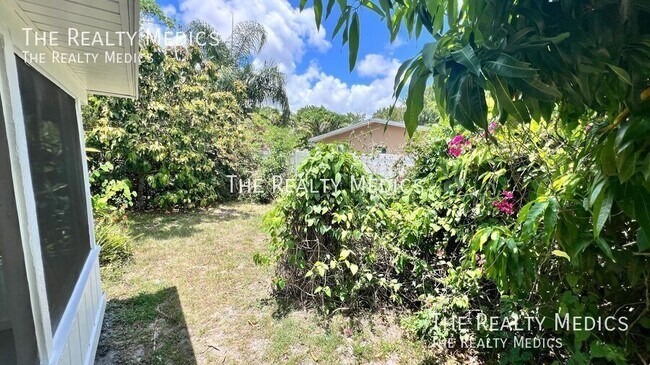 Building Photo - 904 Hall St