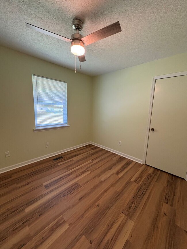 Building Photo - 3 Bedroom 2.5 Bath House
