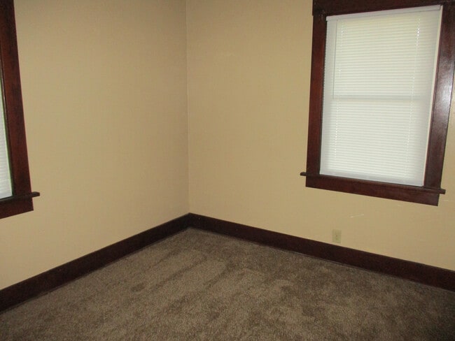 Building Photo - 2 BEDROOM HOME!