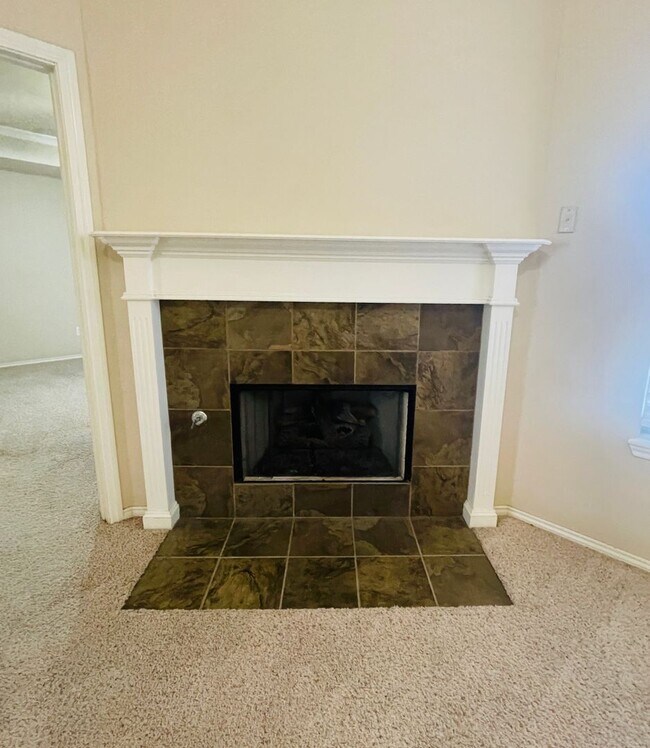 Building Photo - 3/2/2 - South of Loop 289, off of 89th & A...