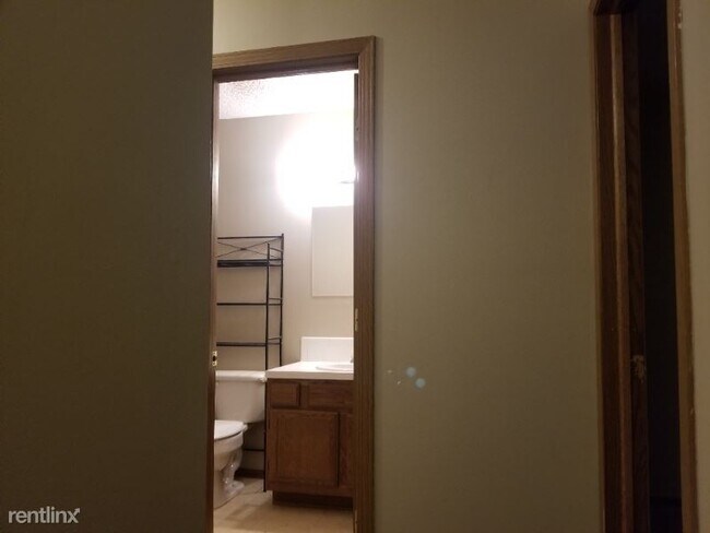 Building Photo - 2 br, 1.5 bath Townhome - 323 N. Madison
