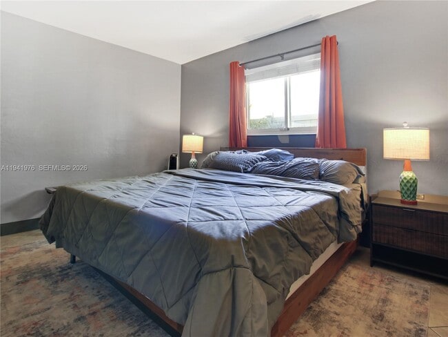 Building Photo - 1561 NE 47th St