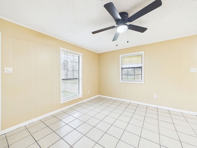 Building Photo - NEW ON MARKET  BREAUX BRIDGE!