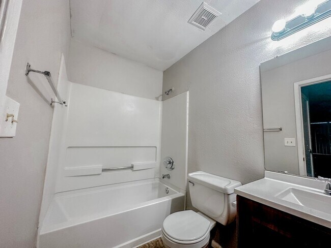 Building Photo - Updated 2 Bed/2 Bath Condo at Baseline Rd ...