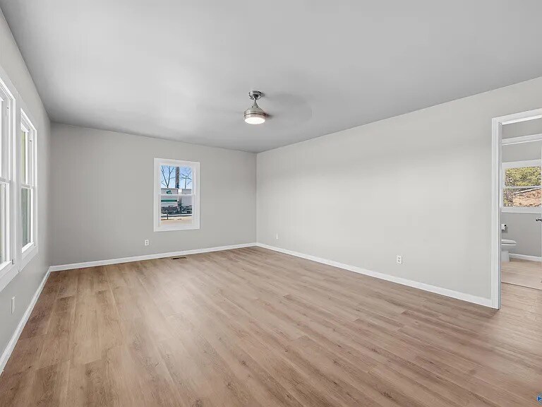 Building Photo - 5624 NW Oakwood Rd