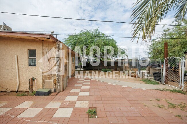 Building Photo - NO HOA Home in a Great Location