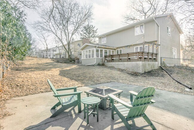 Building Photo - Fully Furnished 5 Bedroom 2.5 Bathroom in Madison, WI