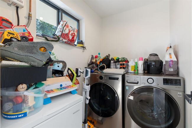 Building Photo - 6246 SW 10th St