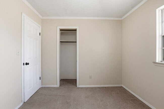 Building Photo - 1328 Hazelwood Dr