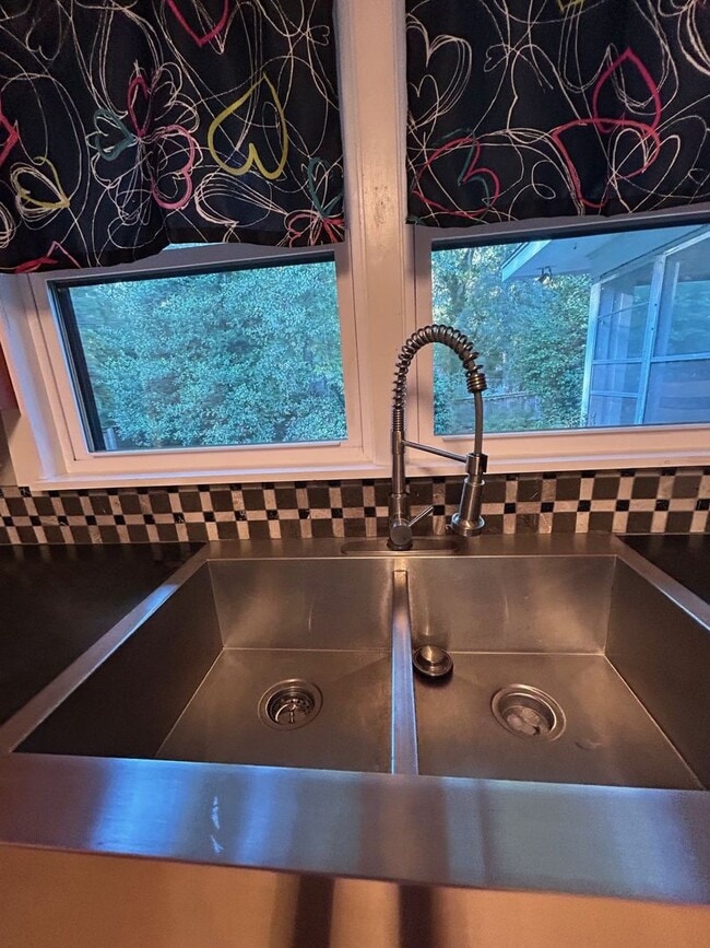 Building Photo - Beautiful updated 4 Bedroom, 3 Bath Ranch ...