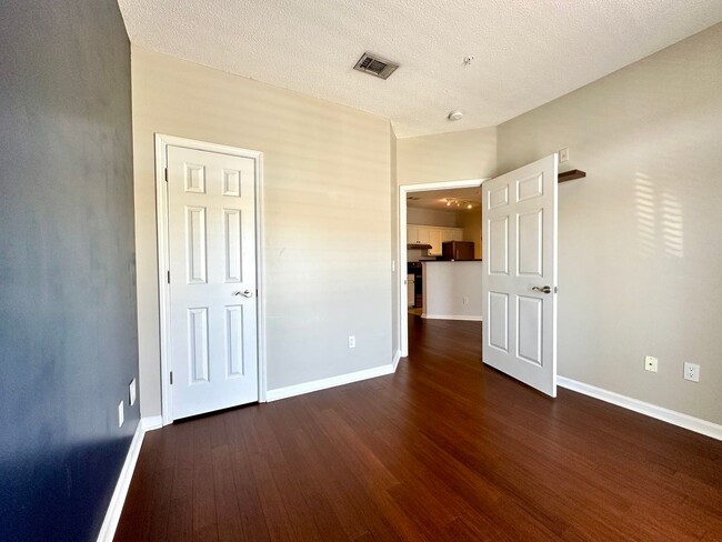 Building Photo - 2 Bedroom, 1 Bath Condo in The Concord West of the Ashley!