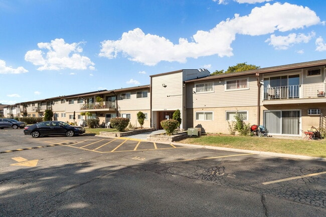 Building Photo - 850 E Old Willow Rd