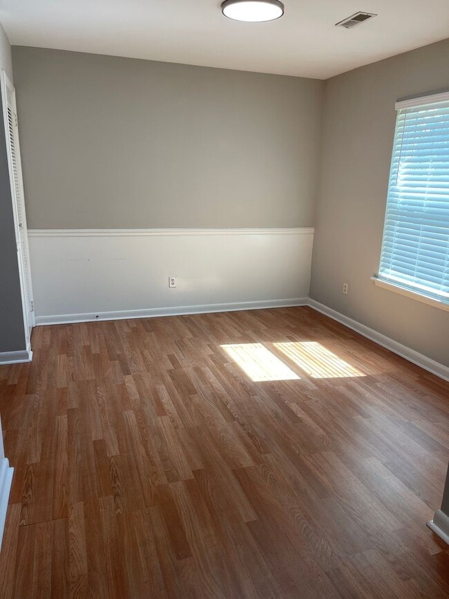 Building Photo - 3 bedroom 2 bath Hermitage duplex