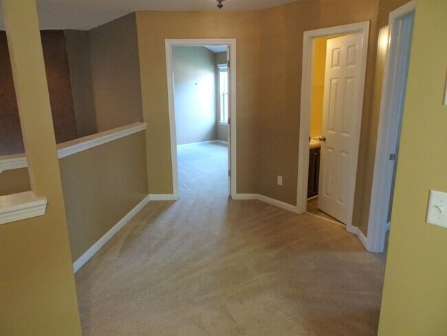 Building Photo - Prime Newnan location, close to everything...