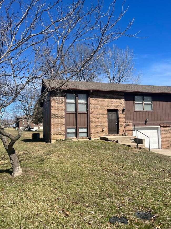 Building Photo - 429-431 Maple Grove Way