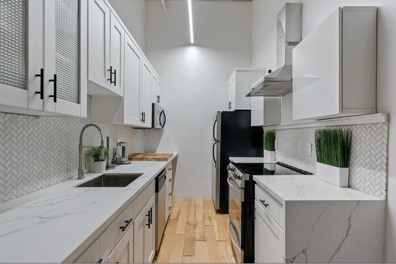 Building Photo - 312 W 5th St