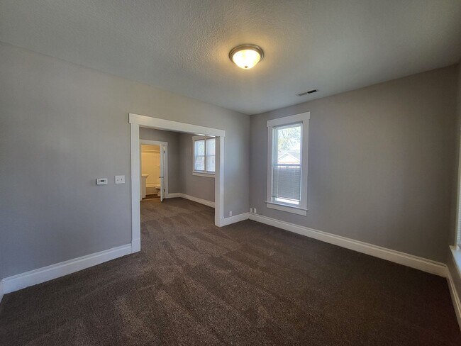 Building Photo - Spacious corner lot home with great natural light!