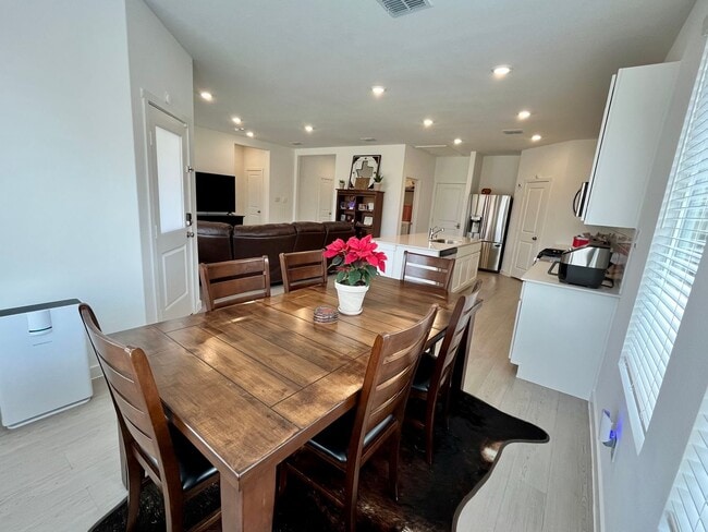 Building Photo - Beautiful Newer 3-2-2 with WOW Yard! May 2026 Move-in!